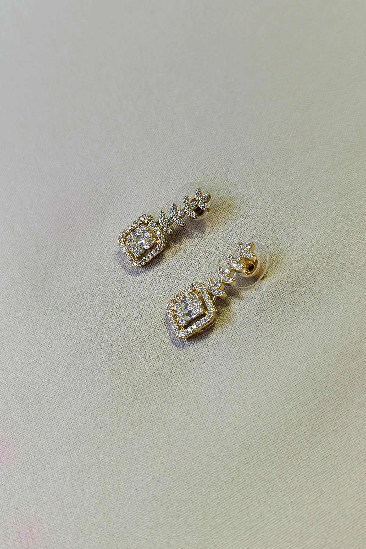 Zirkon Taşlı Kare Sallantı Küpe GOLD