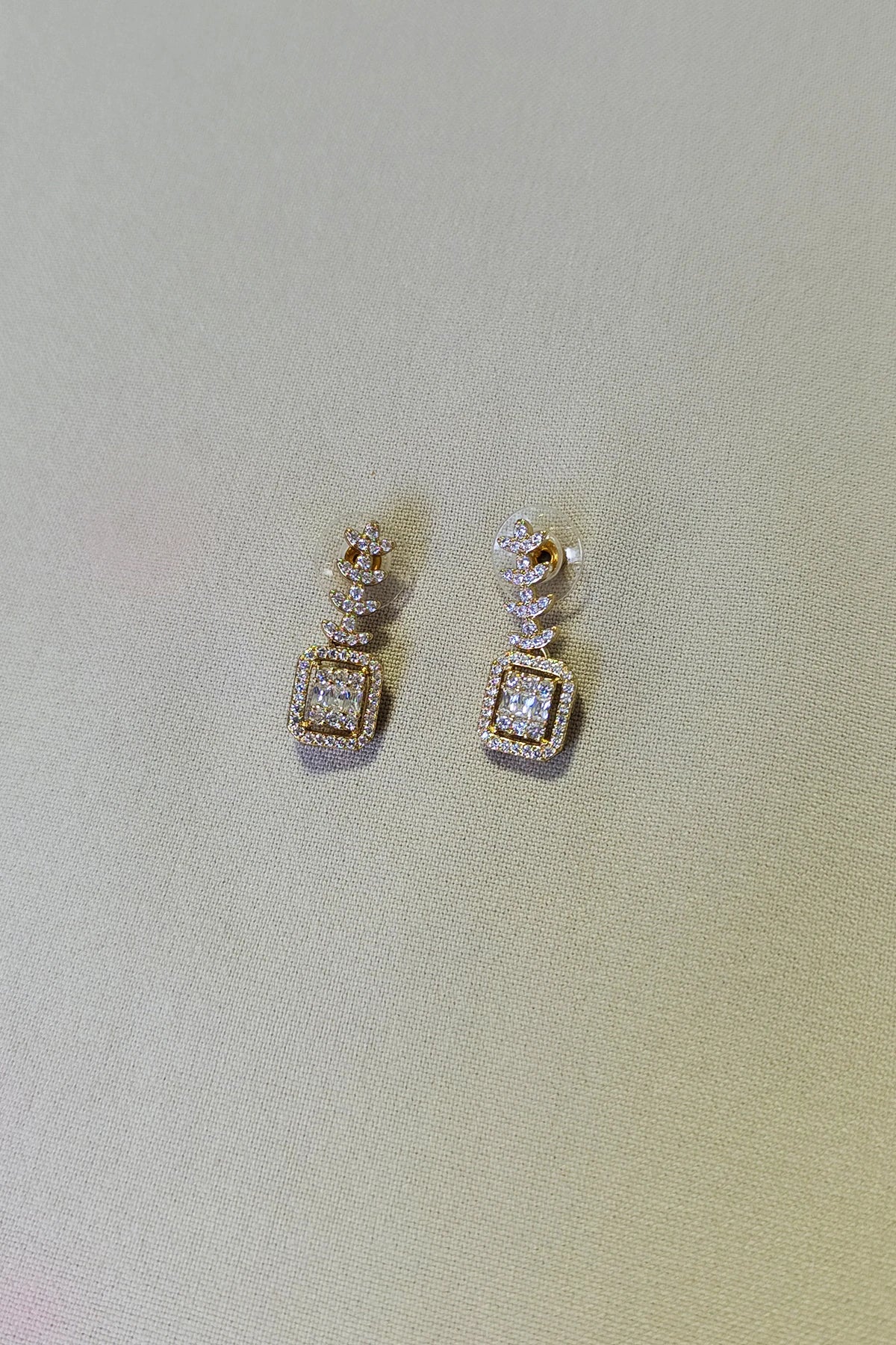 Zirkon Taşlı Kare Sallantı Küpe GOLD