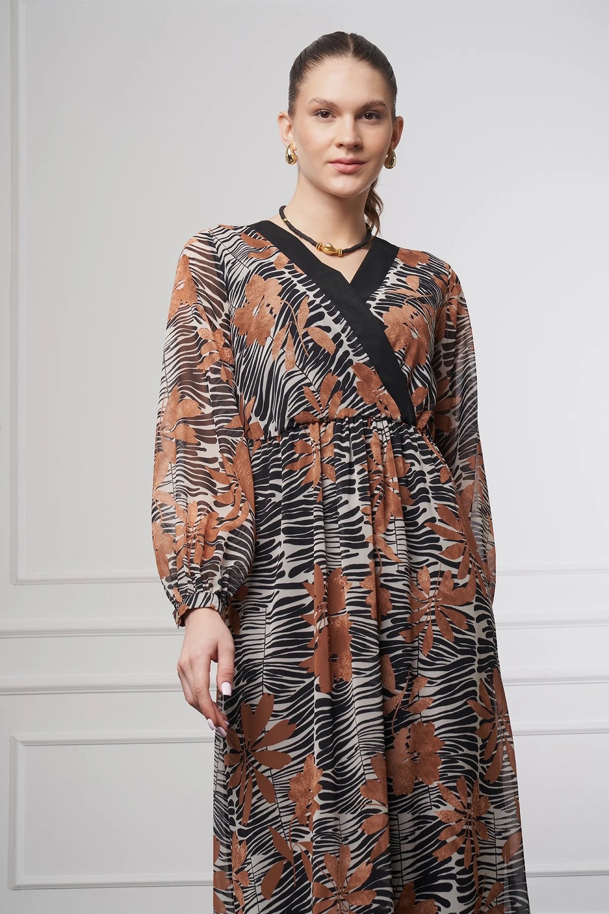 V Yaka Desenli Şifon Elbise SİYAH EKRU
