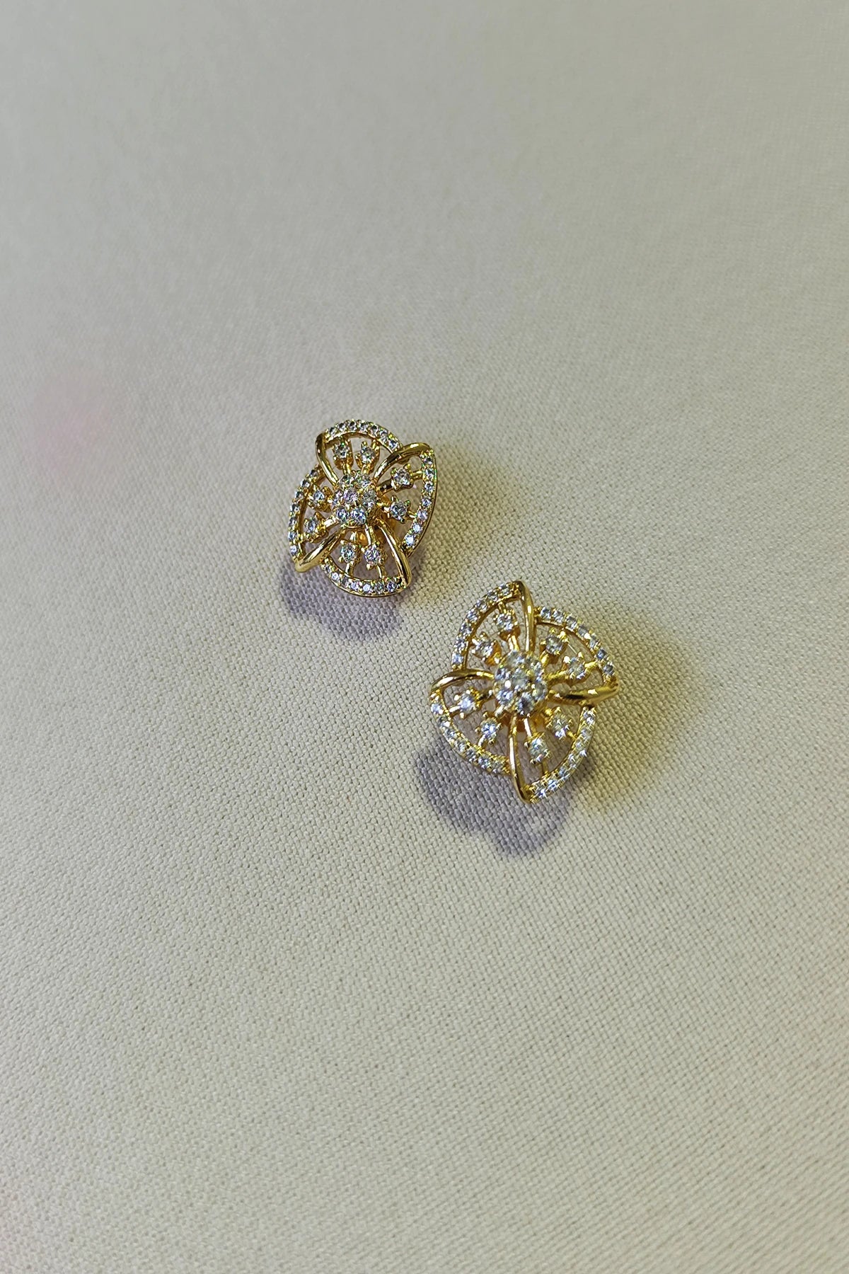 Zirkon Çivi Küpe GOLD