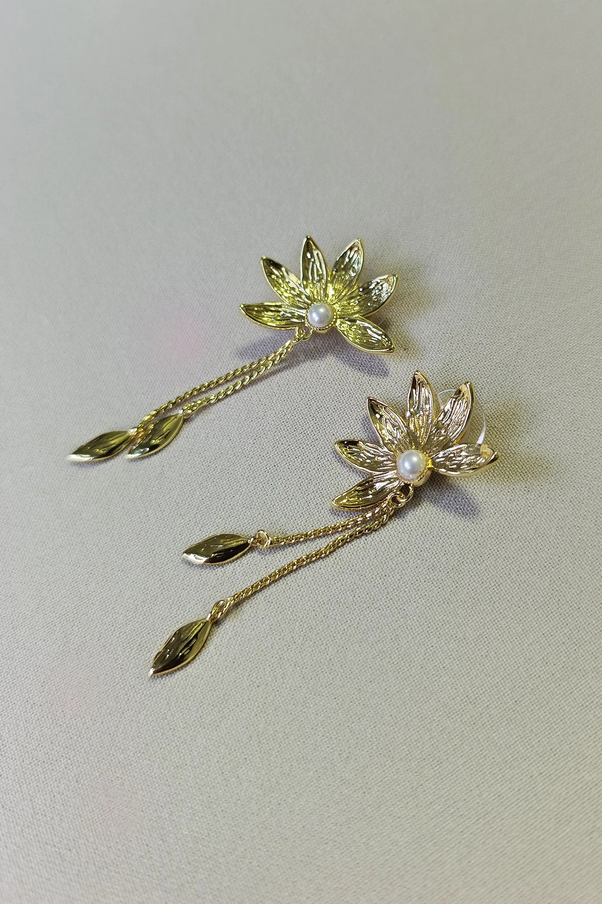 Sallantılı Çiçek Küpe GOLD