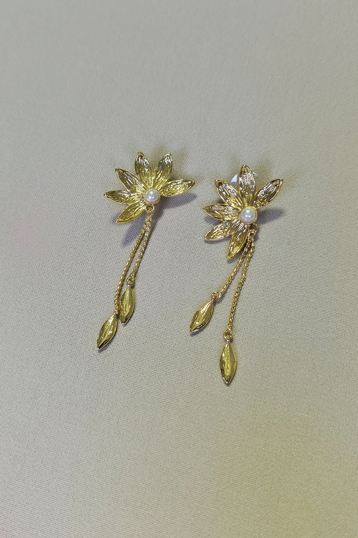 Sallantılı Çiçek Küpe GOLD